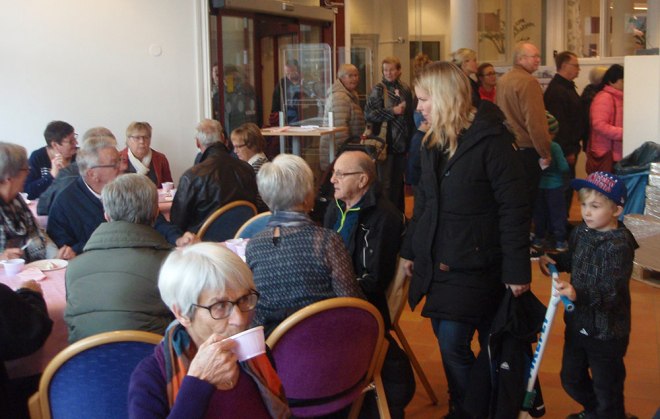 Folk vällde in./People poured in.