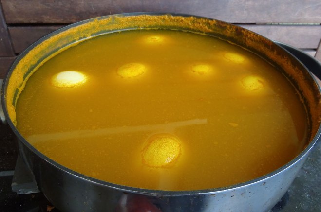 Koka ägg i gurkmeja och kyl ned/Cook egg in turcklkf and cool