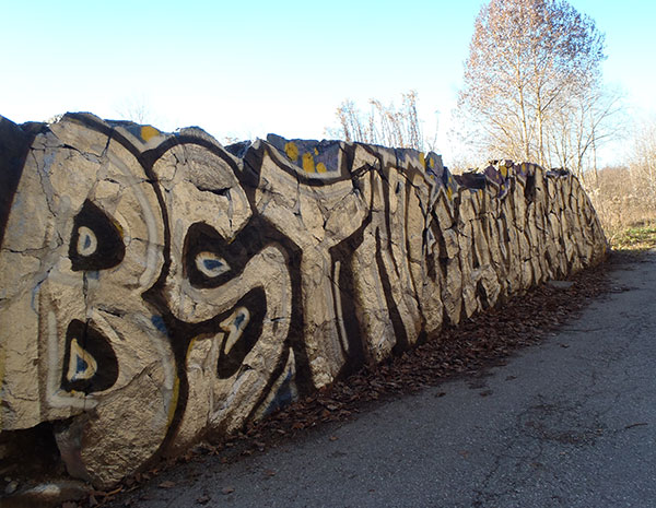 Det här är riktigt snyggt, silverfärgen kommer tyvärr inte fram som den borde på bilden. Men vad 17 står det?/This is really neat, the silver color unfortunately doesn't show as it should be in the picture. But what the heck does it say?