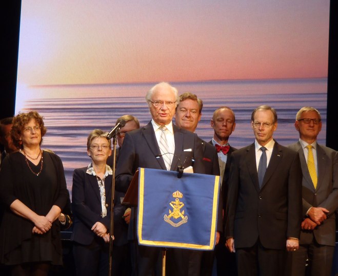 Kungen var påtagligt nöjd med föreställningen och valet av ämne, som ligger honom varmt om hjärtat./The king was unmistakingly satisfied with the performance and the choice of subject, which is close to his heart.