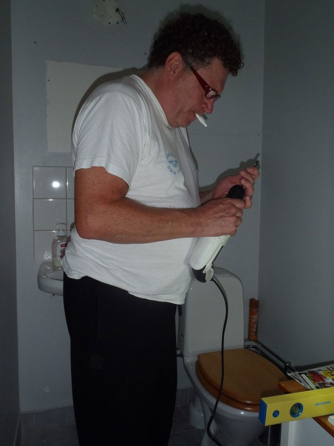 Sigge tog sig an eländiga väggar./Sigge took on the miserable walls.