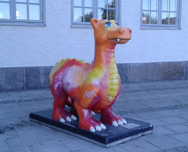 Ett stopp på en station där en drake vaktar./A stop at a station where a dragon guards.