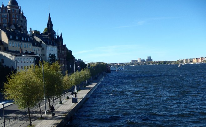 Söder Mälarstrand. Långt därborta skymtar tidningshusen i Marieberg./Söder Mälarstrand. Far away a glimpse of the media buildings in Marieberg.