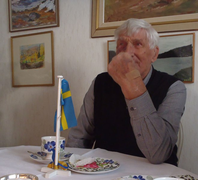 Födelsedagsbarnet tog det med ro./The birthday child took it easy.