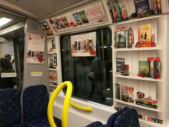 Insida tunnelbanevagn./Inside subway car.