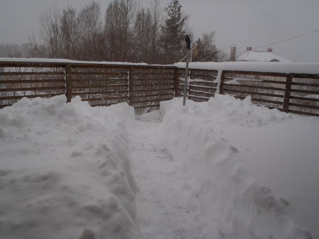 Snö på balkong.