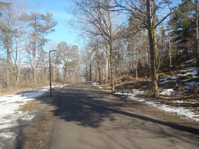 Gångväg längs Huddingevägen.