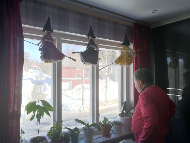 Påskhäxor i fönstret