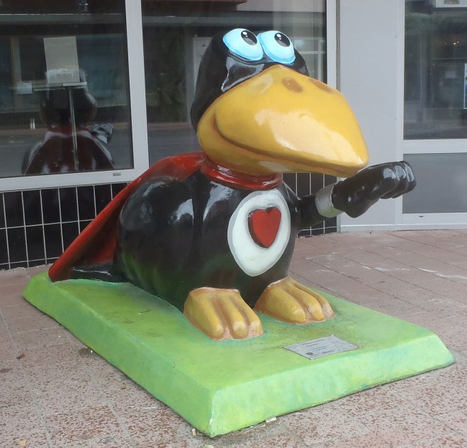 Kråka utanför kommunhuset