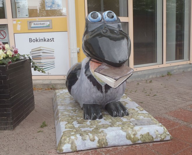 Kråka utanför biblioteket
