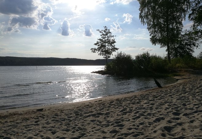 Vy nedåt viken, mot havet. View downwards the bay, towards the sea.