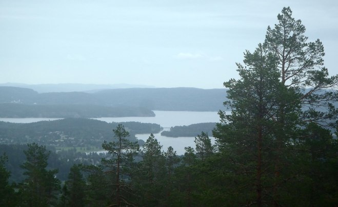 På långt avstånd: bron över Björknässundet. At a long distance: the bridge over the Björknäs inlet.