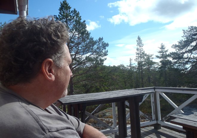 Sigge i solen vid skoterstugan