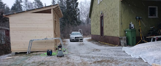 Det börjar se ut som ett förråd. Skitväder./It's beginning to look like a storage building. Crappy weather.