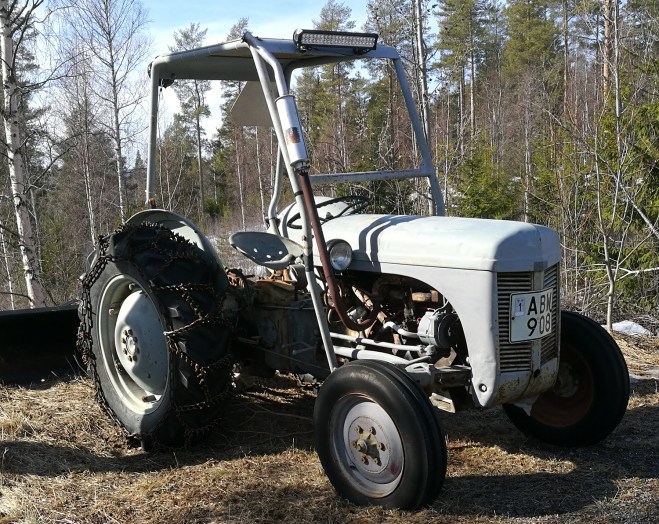 Snökedjorna fortfarande på. Snow chains still on.