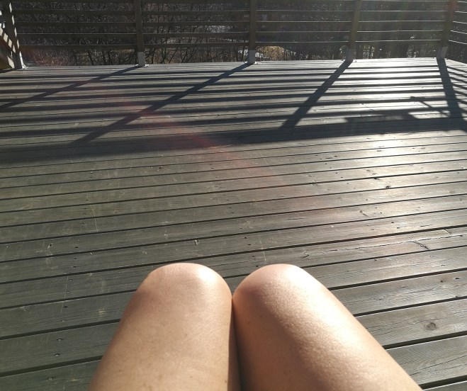 Barbent sittning. Barlegged sitting.