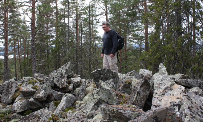 Sigge tittar på graven