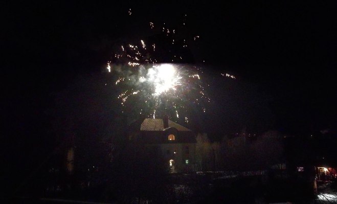 Fyrverkeri över skolan.