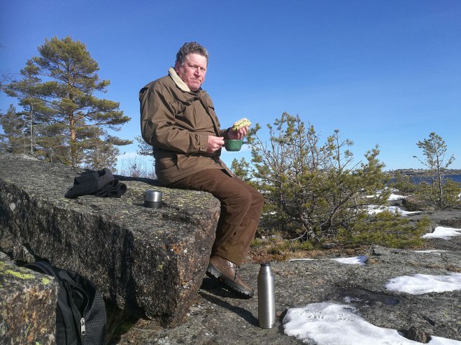 Sigge äter smörgås