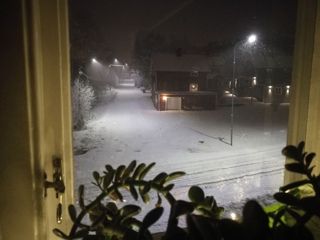 Snö utanför köksfönstret