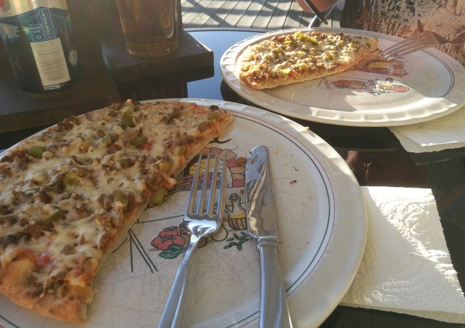 Pizza i eftermiddagssol