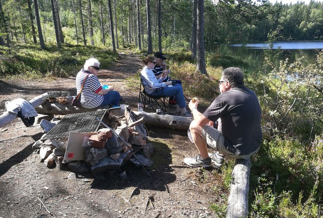 Fika med lite sjöutsikt.