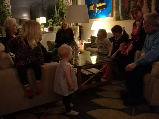 Grannar i vardagsrummet