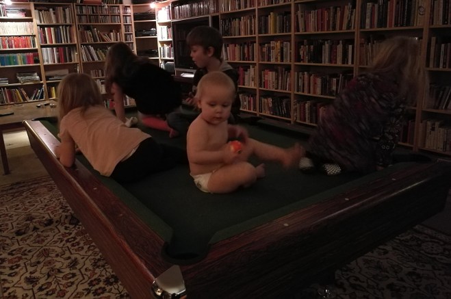 Barn på biljardbordet