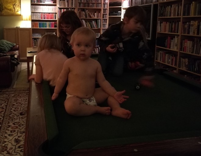 Barn på biljardbordet