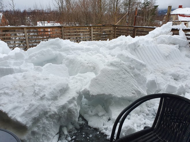 Mycket snö på altanen