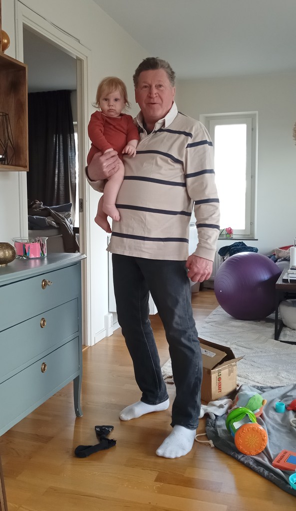 Sigge och Nils kollar runt i rummet.