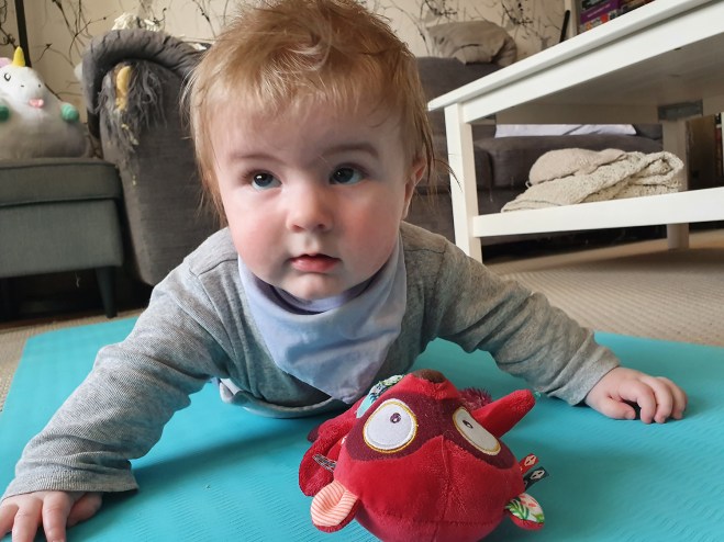 Kasper leker på golvet.