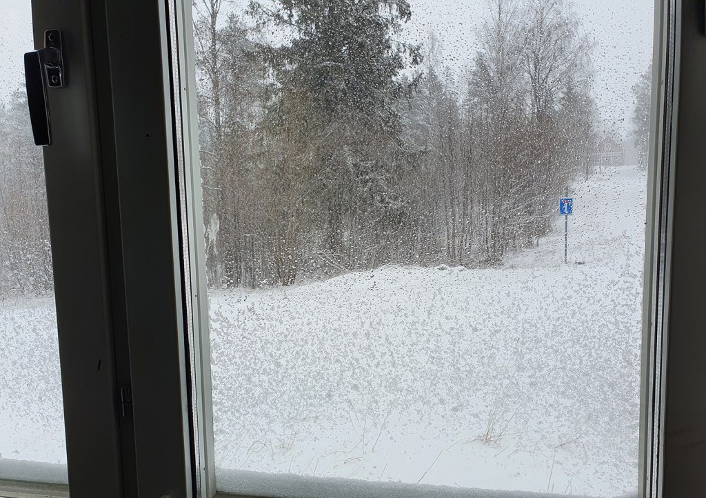 Oväder utanför fönstret.