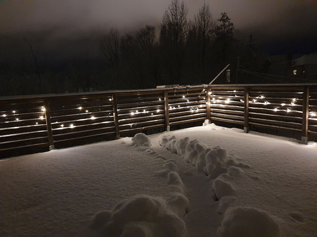 Mer snö på altanen.