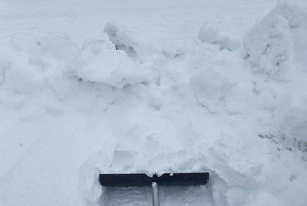 Tung snöskottning.