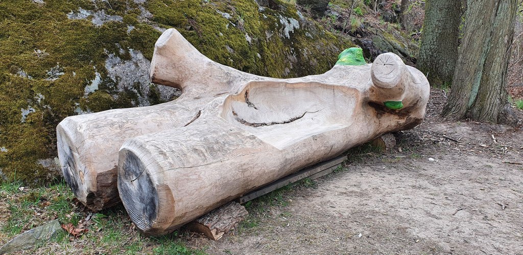 En rejäl bänk att sitta på.