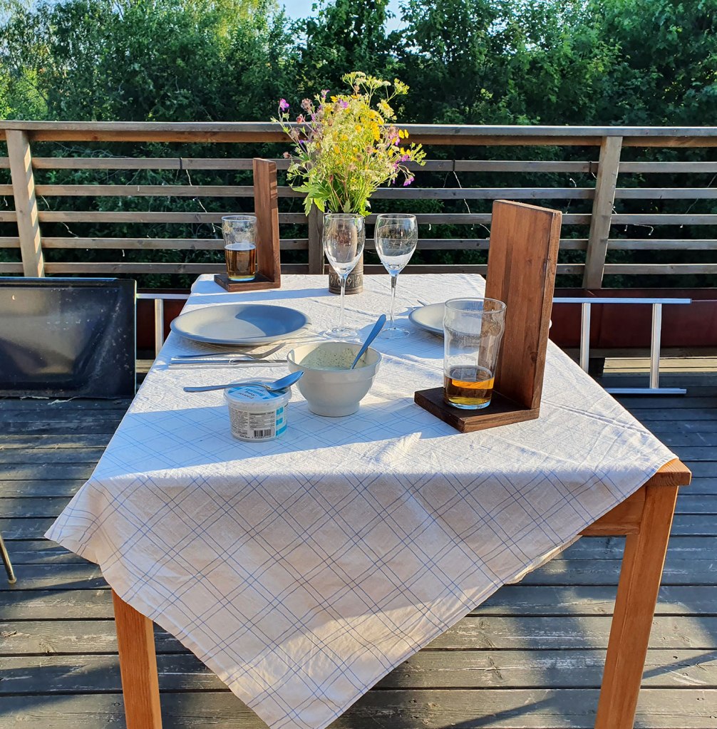 Middagsbordet före.