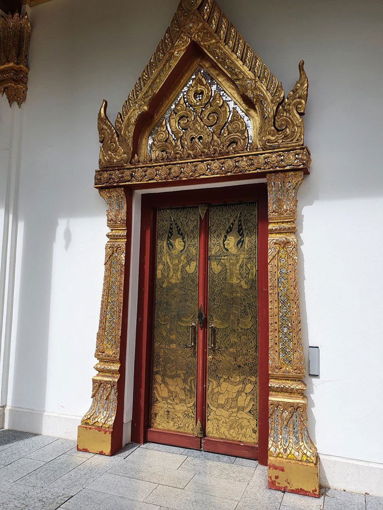 Sidodörr till paviljongen.