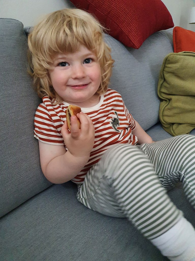 Kasper äter kanelbulle.