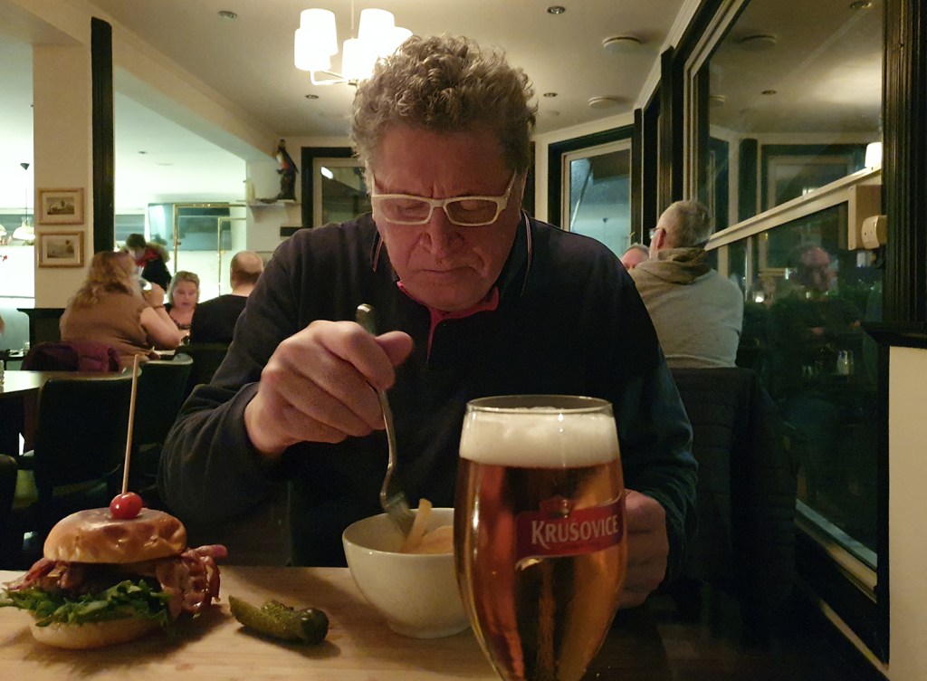 Sigge äter burgare.