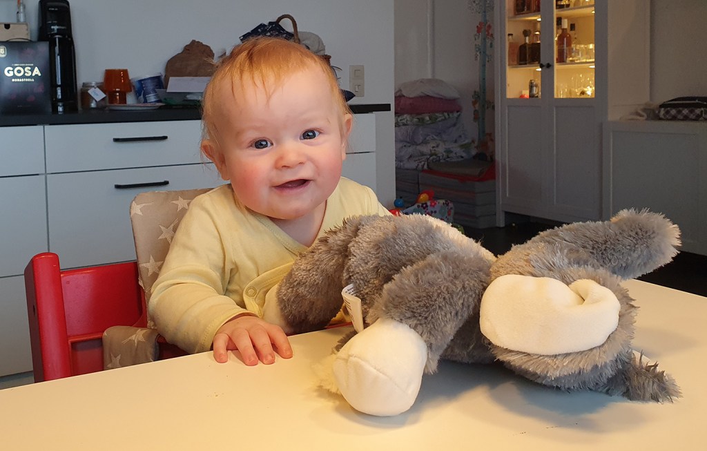 Hugo med sin nya mjuka elefant.