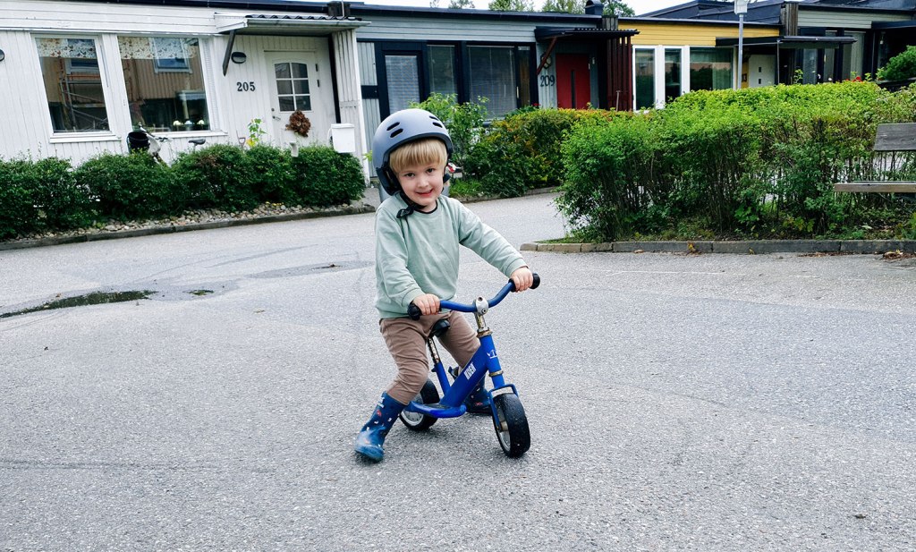 Kasper på cykel.