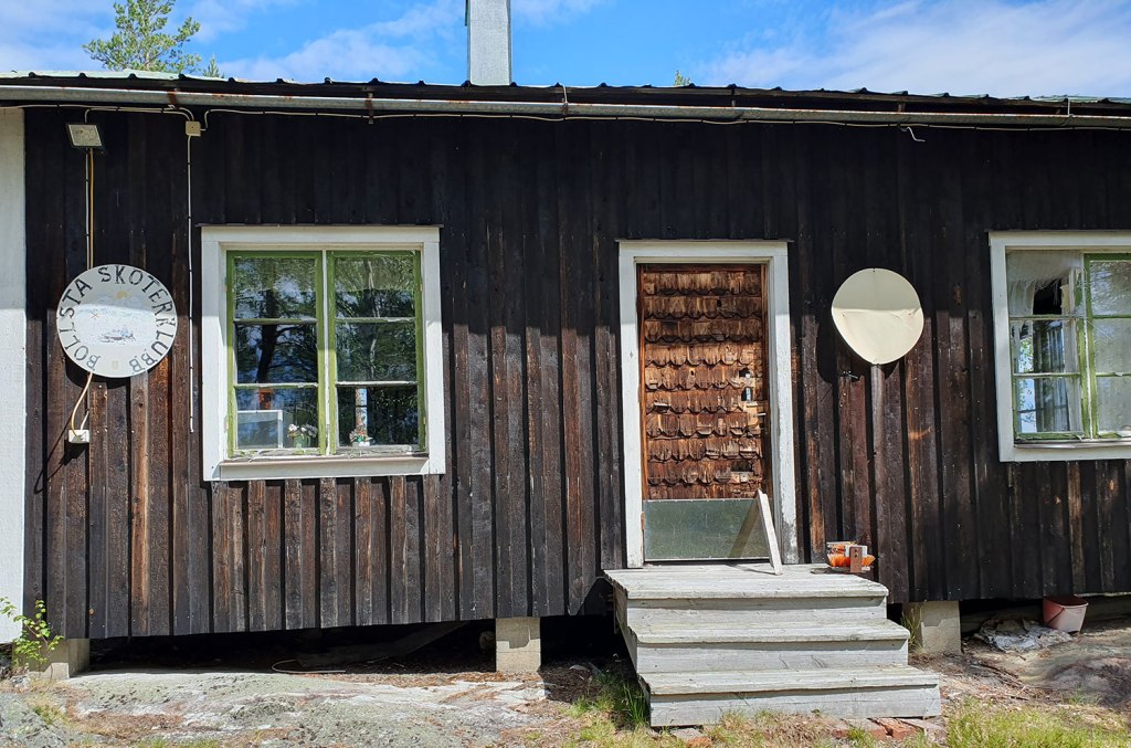 Stugans framsida.