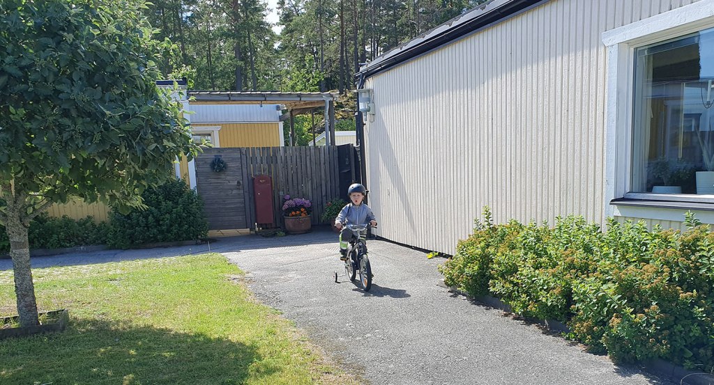 Nils på cykel.