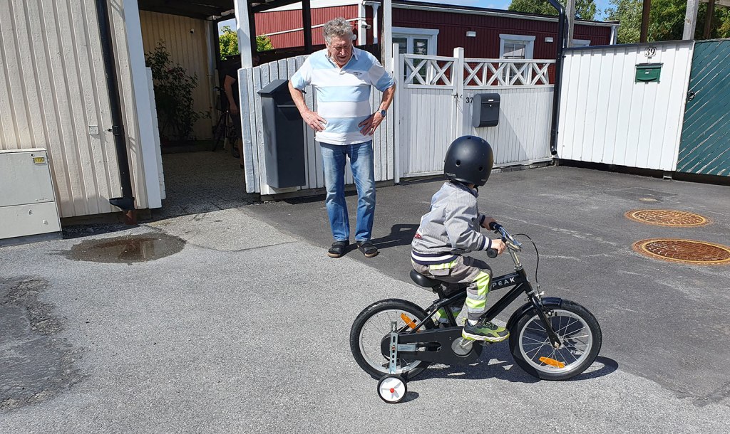 Sigge och Nils med cykel.
