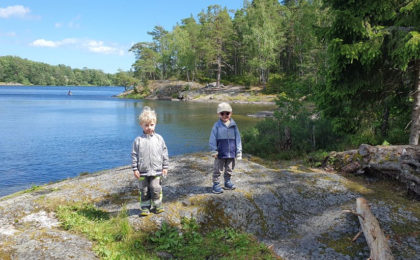 Skogspromenad med två unga män/Forest walk with two young&nbsp;men