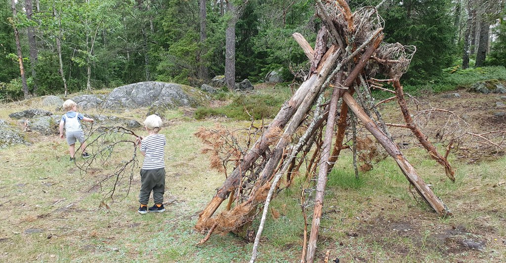 Nils och Kasper samarbetar i kojbygget.