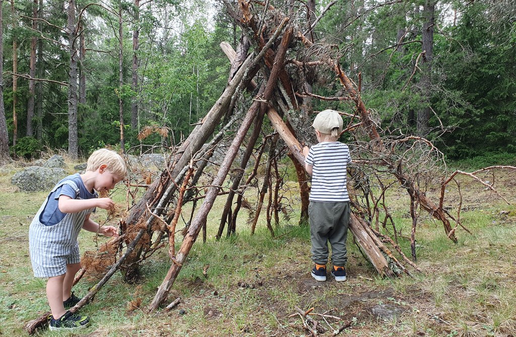 Nils och Kasper jobbar på kojan.